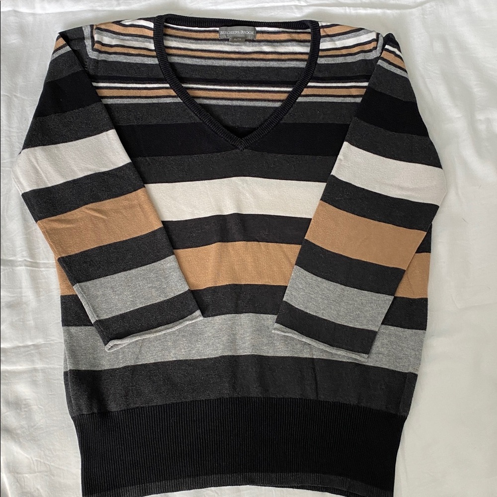 Beechers Brook- v neck pullover with 3/4 sleeve, size XL but fits like medium